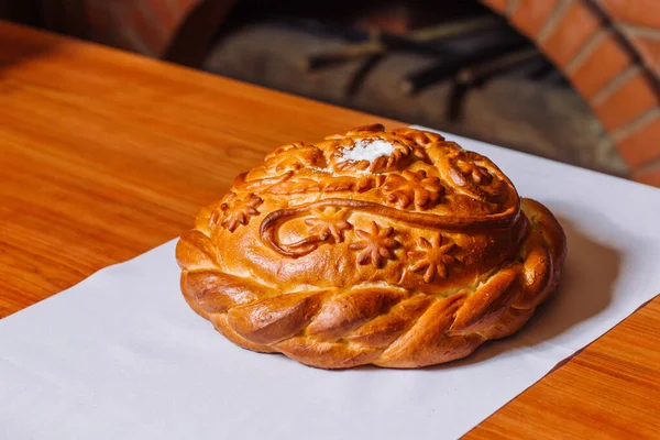 Okrągły bochenek chleba weselnego. Rosyjskie zwyczaje i tradycje. — Zdjęcie stockowe