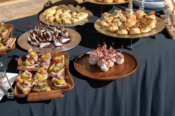 Ein Leckerbissen für ein Buffet oder eine Hausparty. Canape mit Käsekugeln. Der Tisch ist für die Bewirtung reserviert. — Stockfoto