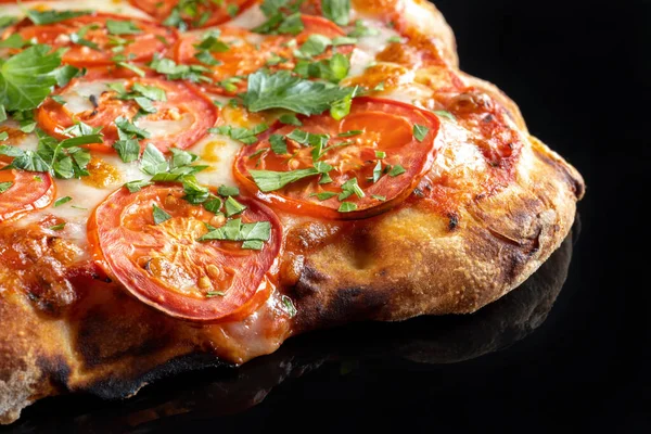 Pizza med tomater och persilja, pizzavrå. Makro, konsistens. — Stockfoto