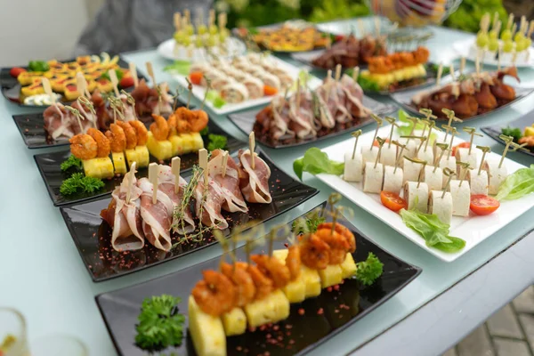 O clássico hamon espanhol. Serviço de entrega de alimentos e refeições de catering na mesa durante o evento . — Fotografia de Stock