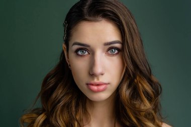 Kameranın önünde güzel bir gelin, şehvetli bir görünüm. Güzel makyaj, profesyonel ışık..