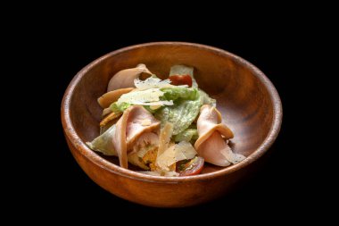 Izgara somonlu Sezar Salatası ahşap tabakta izole edilmiş. Kırmızı balık fileto salatası, mini baget kraker..