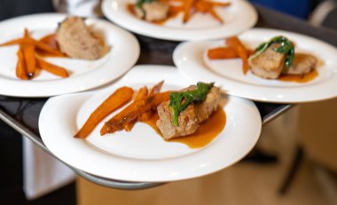 Tabakta tabaklar, kurutulmuş havuçlu biftek..