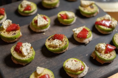 Peynirli kabak, domates ve baharatlı. Tahtaya çok şey yazıldı..