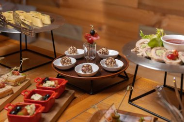 Yemek masası, güzel ahşap masa, sıcak ışık..