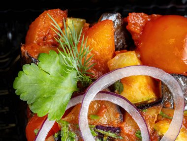 Kabaklı sebze salatası, patlıcan, soğan, biber ve domates..