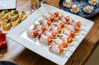 Peynir ve salatayla doldurulmuş domuz pastırması, servis masası..