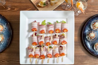 Peynir ve salatayla doldurulmuş domuz pastırması, servis masası..