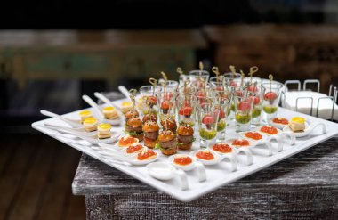 Büfe masası, bir sürü kanepe ve sandviç..