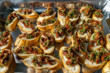 Güneşte kurutulmuş domatesli, zeytinli ve tereyağlı sandviç..