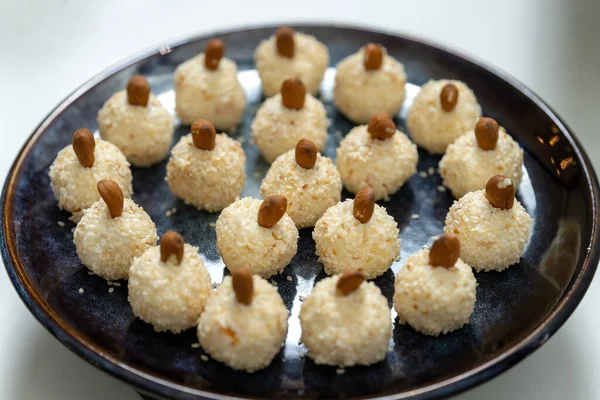 Сырные шарики с миндалем, посыпанные белыми семенами кунжута, избирательный фокус. — стоковое фото