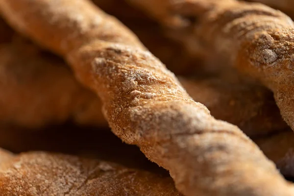 Chrupiące paluszki żytni posypane mąką. Rustykalny, leżący na talerzu pokrytym materiałem-2. — Zdjęcie stockowe
