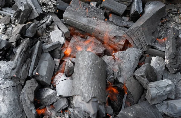 Szén brikett grillezésre kész, gyönyörű tűz. — Stock Fotó