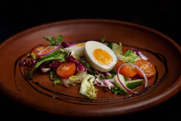Haşlanmış yumurtanın yarısı sebzeli, domatesli, salatalı, soğanlı. — Stok fotoğraf