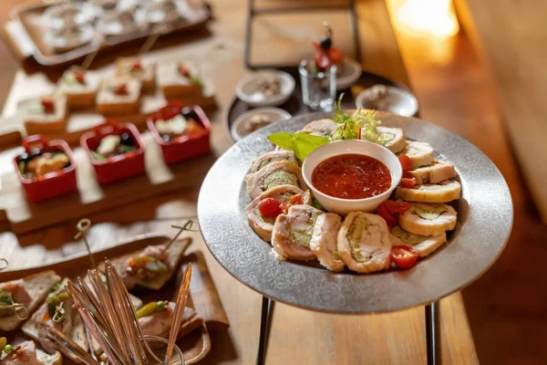 Geassorteerd vlees, gevulde kippenrol, een mooie tafel met snacks. — Stockfoto