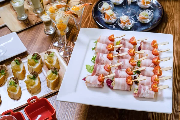 Rolos de bacon recheados com queijo e salada, uma mesa com catering-2. — Fotografia de Stock