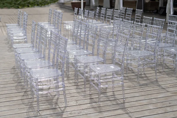 Кьяварские стулья прозрачны, на красивом свадебном мероприятии. — стоковое фото