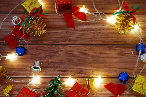 木製のテーブルの背景とクリスマスをテーマにした壁紙 — ストック写真