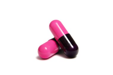 Beyaz arka planda kapsül haplarının fotoğrafı