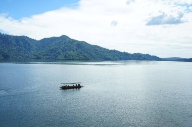 Tayland 'daki baraj resimleri su ve dağlardan oluşur..