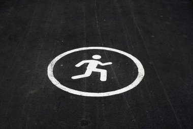 Asfaltta koşmak, yürümek veya koşmak için beyaz koşu bandı sembolü.