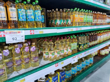 17 Ağustos 2021 Bangkok Tayland, Makro 'daki bir mağazada farklı marka sebze yağı fotoğrafları..