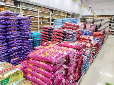 17 Ağustos 2021; Bangkok Tayland: bir mağazadaki ürünlerin görüntüsü