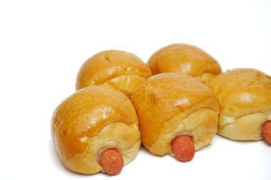Beyaz arka planda sosisli çörek..