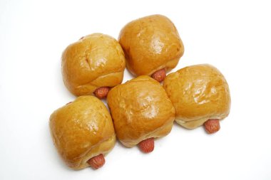 Beyaz arka planda sosisli çörek..