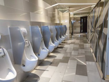 Erkekler tuvaletleri sinemanın içinde.