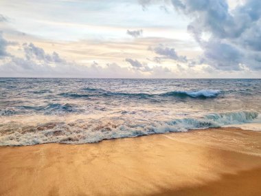Sabahları plaj manzarası fotoğrafı.