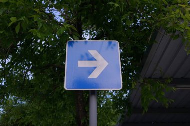 İleriye doğru dönen trafik işaretinin fotoğrafı