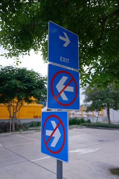 Sağa dönüş yasaklandı ve sola dönüş yasaklandı 