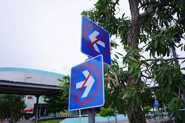 Sağa dönüş yasaklandı ve sola dönüş yasaklandı 