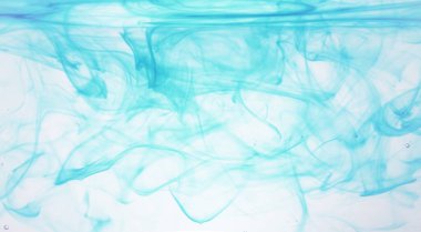 Temiz suda mavi renk