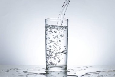 Su şişesinden bardağa su dökme görüntüsü