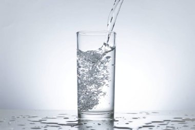 Su şişesinden bardağa su dökme görüntüsü