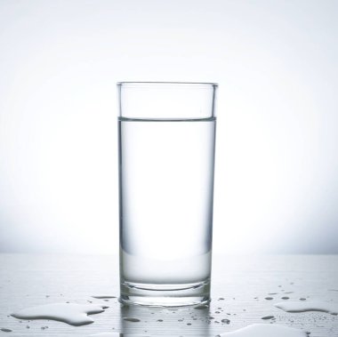 Bardaktaki suyun fotoğrafı.