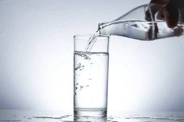 Su şişesinden bardağa su dökme görüntüsü