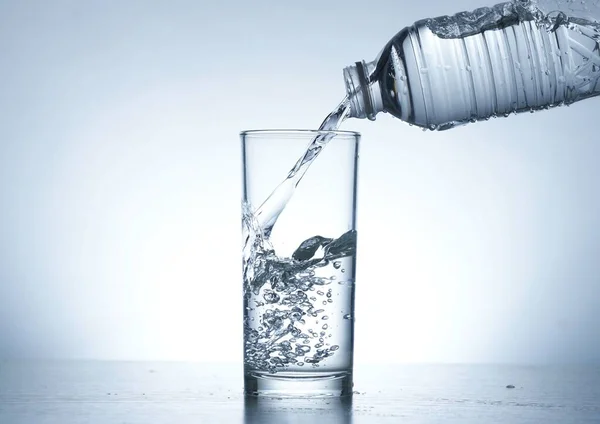 Imagen Verter Agua Una Botella Agua Vaso — Foto de Stock