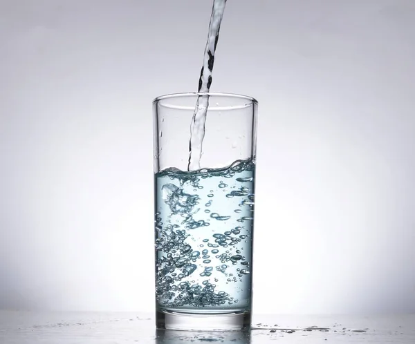 Imagem Derramar Água Uma Garrafa Água Copo — Fotografia de Stock