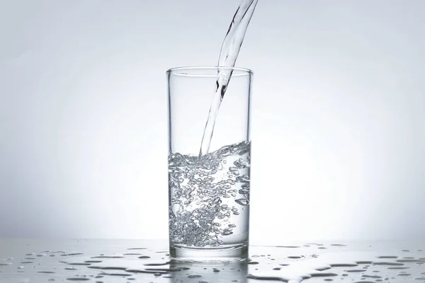 Εικόνα Της Έκχυσης Νερού Από Ένα Μπουκάλι Νερού Ένα Ποτήρι Φωτογραφία Αρχείου