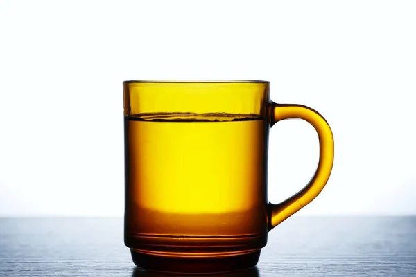 Photos Pour Water Tea Brown Glass — Stock Photo, Image