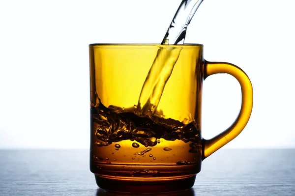 Photos Pour Water Tea Brown Glass — Stock Photo, Image