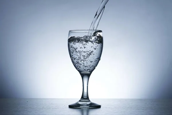 Photo Pouring Water Sour Glass — Fotografia de Stock