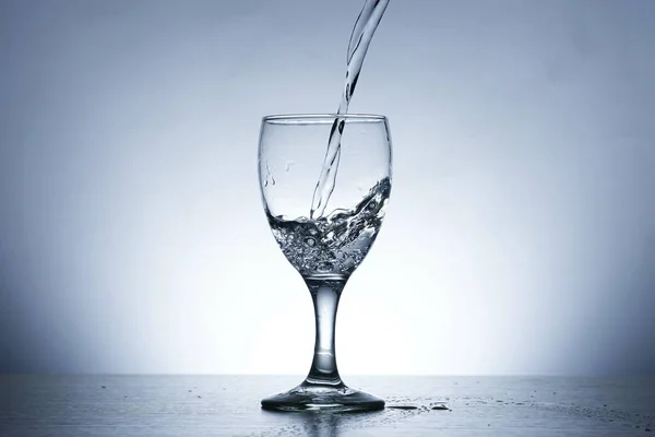 Photo Pouring Water Sour Glass — Fotografia de Stock