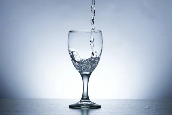 Photo Pouring Water Sour Glass — Fotografia de Stock