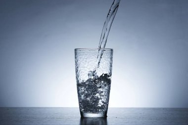 Bir bardak suya su dökme fotoğrafı.