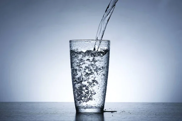 Photo Pouring Water Glass Water — Foto de Stock