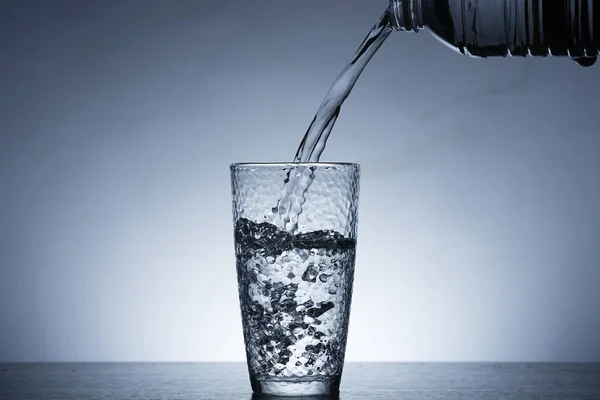 Photo Pouring Water Glass Water — Fotografia de Stock
